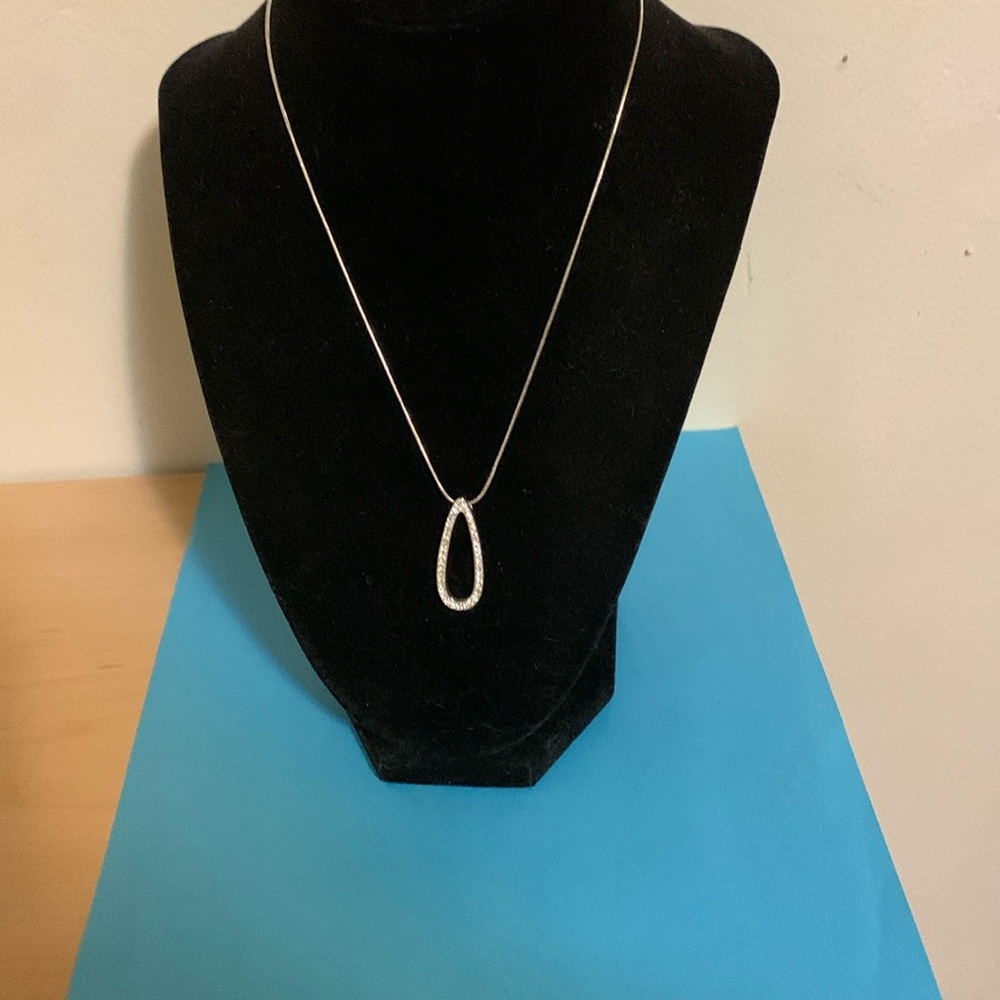 Beautiful necklace signed JNY 18 inches
